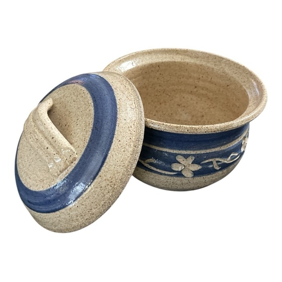 Linda Martin Pottery. Small blue and cream casserole dish with cover signed - Picture 3 of 9